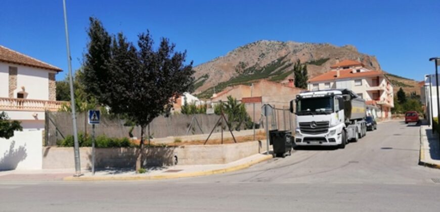 ZUJAR – Solar en Venta, Esquina entre Avda. de los Baños y San Miguel
