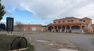 CUEVAS DEL CAMPO – Finca con Restaurante, vivienda y Ruedo de caballos en Venta