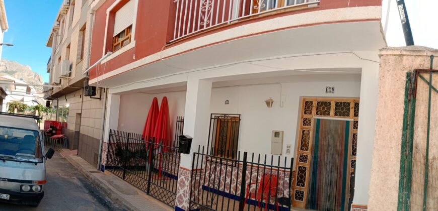 ZUJAR – Edificio completo con 3 viviendas y patio