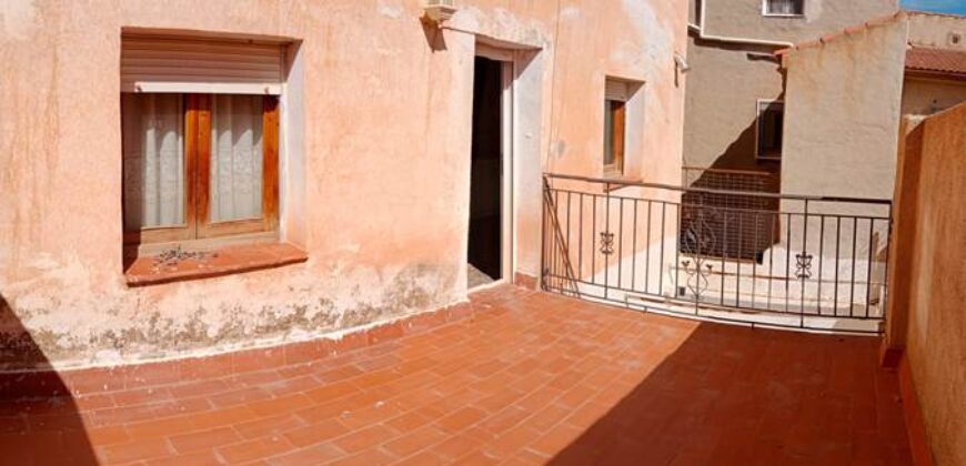 ZUJAR – Edificio completo con 3 viviendas y patio