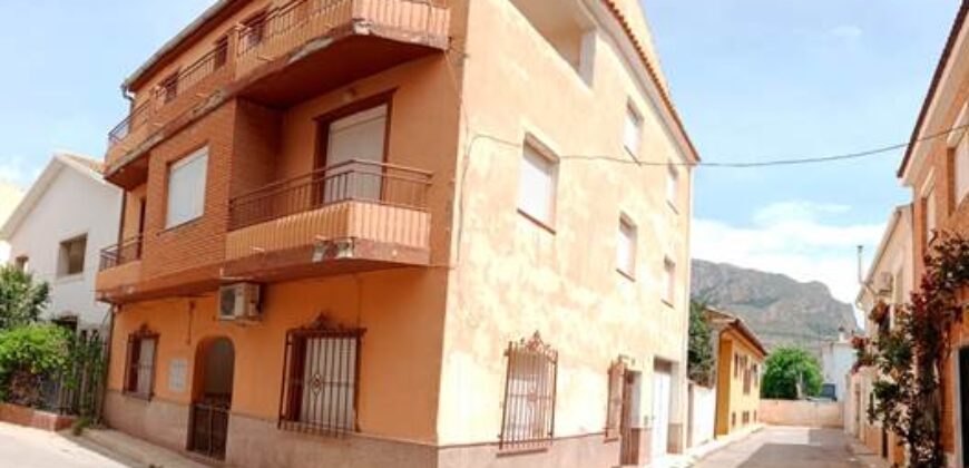 ZUJAR – Edificio de tres Plantas con Múltiples Viviendas y Terraza