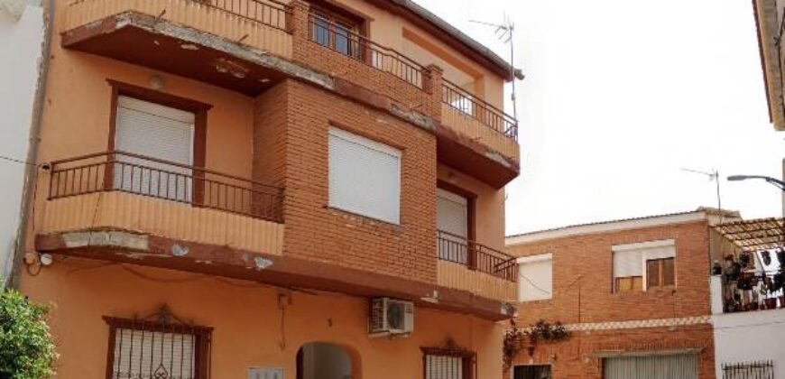 ZUJAR – Edificio de tres Plantas con Múltiples Viviendas y Terraza