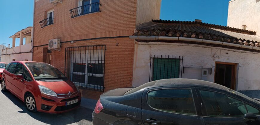 ZUJAR – Oportunidad única! Casa adosada para reformar en zona residencial