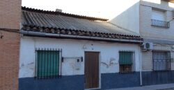 ZUJAR – Oportunidad única! Casa adosada para reformar en zona residencial