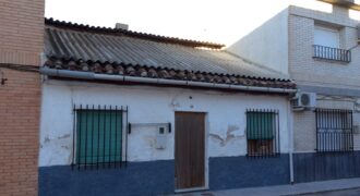 ZUJAR – Oportunidad única! Casa adosada para reformar en zona residencial