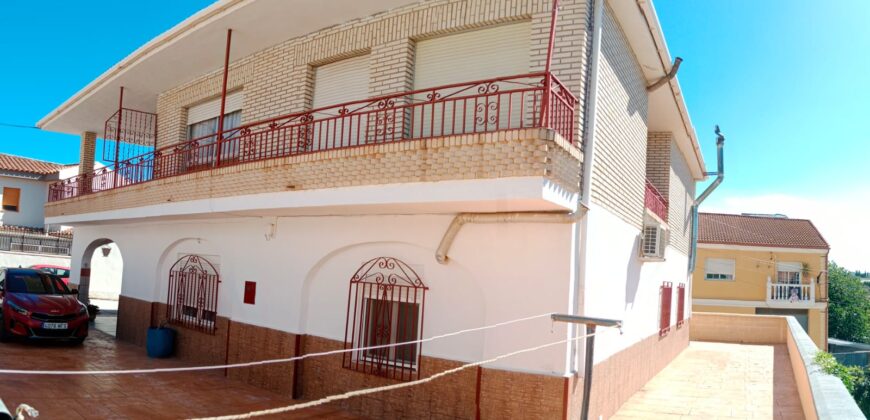 ZUJAR – Chalet Independiente en la Mejor Zona Residencial