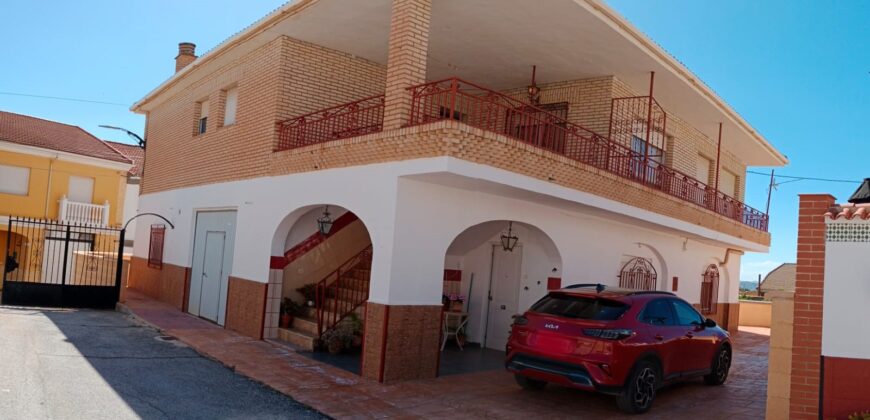 ZUJAR – Chalet Independiente en la Mejor Zona Residencial