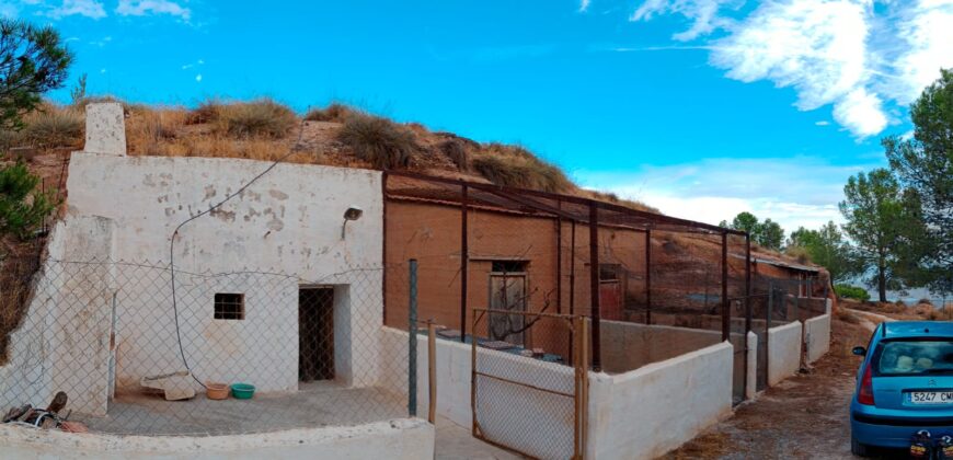 FREILA – Cortijo con Cueva en finca agrícola de 8 hectáreas